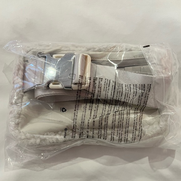 LULULEMON NEW YEAR EVERYWHERE BELT
BAG 1L *FLEECE - Picture 6 of 6